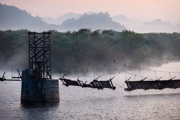 Cây cầu gỗ bị hư hỏng nằm trong khu phi quân sự giữa Triều Tiên và Hàn Quốc.