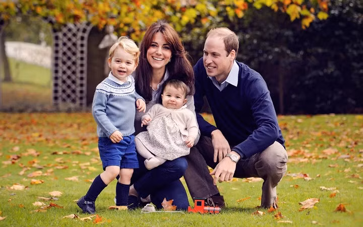 Gia đình tiểu Hoàng tử George chụp ảnh chung ở khu vườn ngoài cung điện Kensington tháng 10/2015.