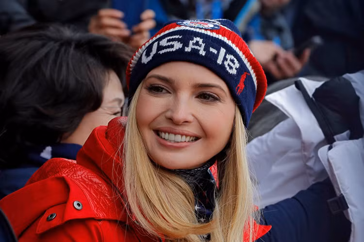 Bà Ivanka nói trong một thông cáo báo chí của Nhà Trắng: "Tôi rất vinh dự được dẫn đầu phái đoàn Mỹ đến lễ bế mạc Thế vận hội mùa đông Pyeongchang. Chúng tôi muốn được chúc mừng đội Mỹ và ăn mừng tất cả những gì mà các vận động viên của chúng tôi đã đạt được". Ảnh: Business Insider.