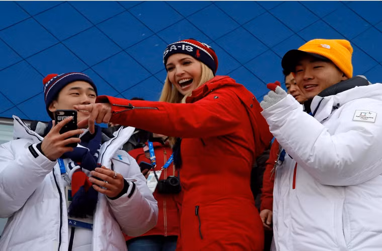 Hình ảnh bà Ivanka giao lưu với các tình nguyện viên cho thế vận hội tại Pyeongchang, cho thấy hình ảnh của bà trong mắt người Hàn Quốc. Ảnh: Business Insider.