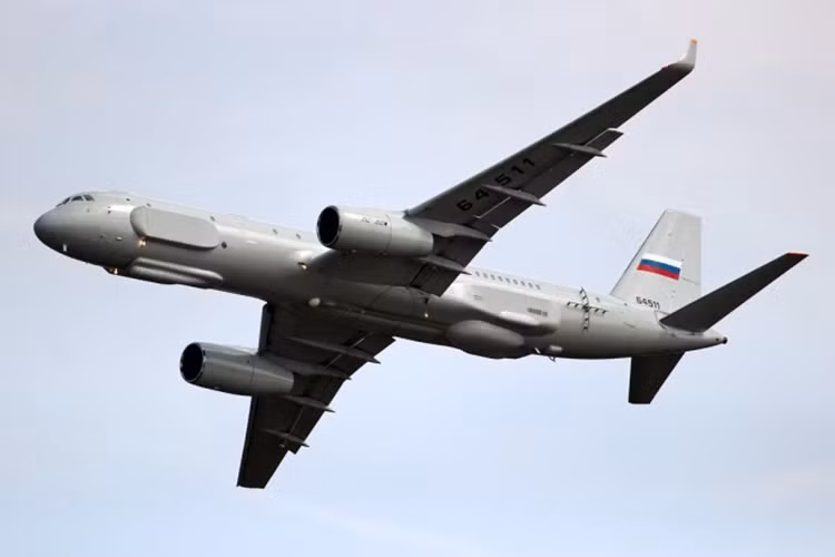 Cùng với đó, 1 máy bay chỉ huy cảnh báo sớm trên không A-50U AWACS đi kèm 1 chiếc Tu-214R cũng đã được Không quân Nga triển khai tới căn cứ không quân này. Việc tăng cường thêm lực lượng được cho là điều cần thiết khi gần đây tình hình tại Syria tiếp tục diễn biến theo chiều hướng phức tạp. Nguồn ảnh: tvc.ru.