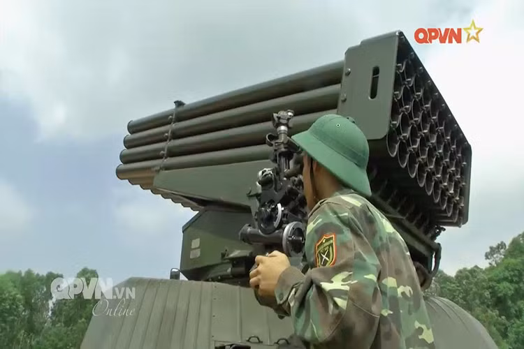 Và trong 8 mẫu pháo phản lực phóng loạt đình đám nhất của Nga, thì Việt Nam đã sở hữu tới 3 cái tên nổi tiếng nhất và chúng là nỗi khiếp sợ cho mọi kẻ thù, trên mọi chiến trường trong các cuộc chiến tranh bảo vệ tổ quốc của quân và dân ta. Nguồn ảnh: QPVN. Và trong 8 mẫu pháo phản lực phóng loạt đình đám nhất của Nga, thì Việt Nam đã sở hữu tới 3 cái tên nổi tiếng nhất và chúng là nỗi khiếp sợ cho mọi kẻ thù, trên mọi chiến trường trong các cuộc chiến tranh bảo vệ tổ quốc của quân và dân ta. Nguồn ảnh: QPVN.