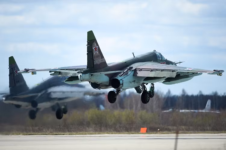 Được biết trong hơn hai năm tham chiến tại Syria, Quân đội Nga đã mất tổng cộng 8 máy bay các loại trong đó có bốn máy bay chiến đấu, 4 trực thăng. Hiện tại Nga đang duy trì từ 3-4 chiếc Su-25 ở căn cứ không quân hmeymim. Nguồn ảnh: Sputnik.