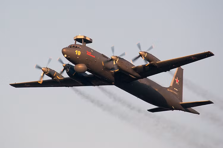 Bản chất của việc hiện đại hóa máy bay IL-38 theo dự án Novella là thay thế tổ hợp radar theo dõi và định vị mục tiêu Berkut-38 bằng hệ thống mới Novella-P-38. Theo Hải quân Nga, Novella-P-38 sẽ giúp IL-38N nâng cao hiệu suất làm việc của máy bay lên 4 lần khi tìm kiếm các mục tiêu bên dưới mặt nước. Tùy thuộc vào nhiệm vụ, Il-38N có khả năng mang theo nhiều ngư lôi và bom chống ngầm. Nguồn ảnh: Ilyushin.