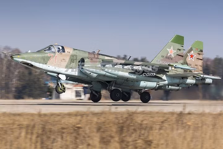  Không quân Nga hiện vận hành khoảng 250 chiếc Su-25. Nga được cho là đang tiến hành nâng cấp khoảng 80 chiếc Su-25 theo tiêu chuẩn Su-25SM.