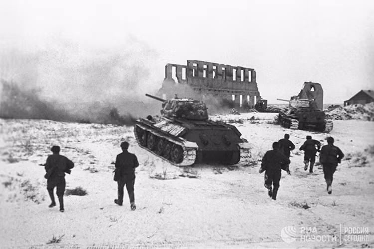 Đến tháng 11/1942, khi quân Đức buộc phải ngừng tiến công do mất đi khả năng chi viện hậu cần lẫn thiếu hụt quân số, thì vào thời điểm đó Hồng quân Liên Xô bắt đầu mở chiến dịch phản công trên diện rộng. Nguồn ảnh: RIA.