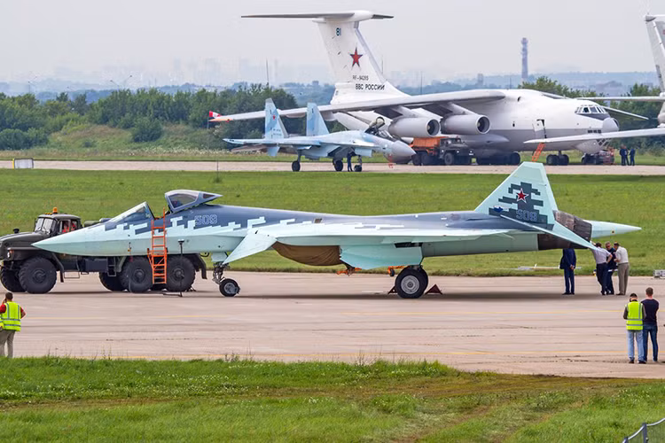 Ở phía bên kia chiến tuyến, sự xuất hiện của Su-57 tại Khmeimim cũng khiến Không quân Mỹ hạn chế các hoạt động của F-22 và cả F-35 trong các chiến dịch không kích tại Syria, dĩ nhiên họ không hề sợ Su-57 và chỉ muốn giữ một khoảng cách an toàn với đối trọng đến từ Nga vì một số lý do nhất định. Nguồn ảnh: sensei-yoda.
