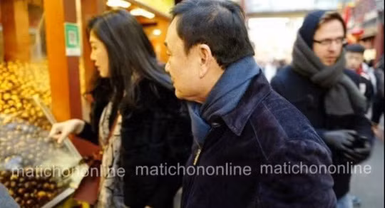 Bức ảnh được cho là bà Yingluck Shinawatra mua sắm cùng người anh ở Bắc Kinh. Ảnh: Maticho Online