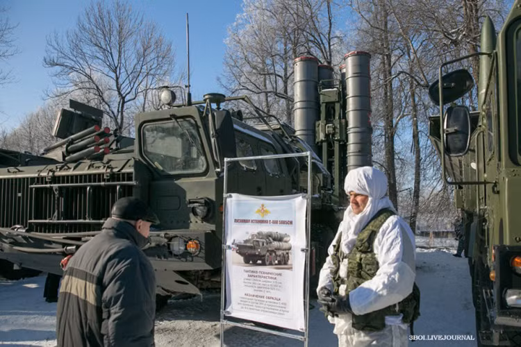Các bệ phóng tên lửa S-300. Nguồn ảnh: Arms-Expo