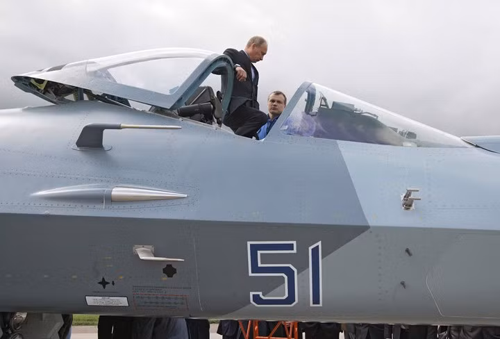 Đích thân Tổng thống Nga Vladimir Putin đã kiểm tra Su-57 sau chuyến bay đầu tiên.