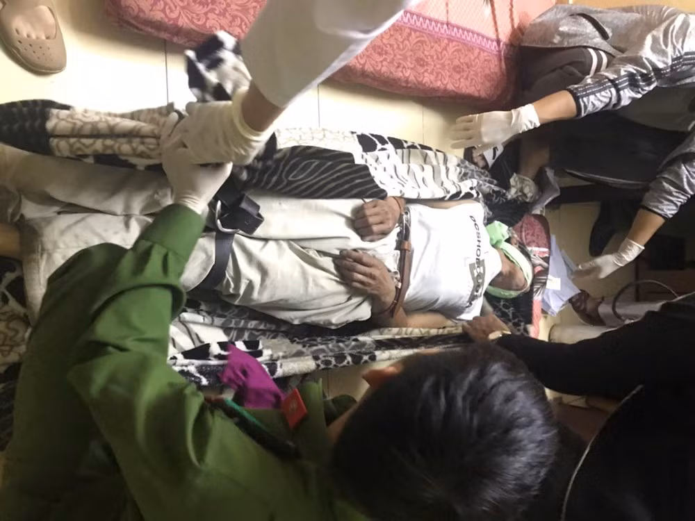 Quy ong 60 tuoi “ngao da” treo len lan can ho het, dinh treo co tu tu-Hinh-2