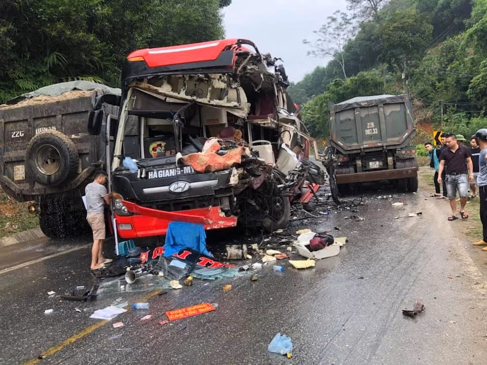 Xe khach nat dau khi va cham manh voi xe tai, 6 nguoi bi thuong