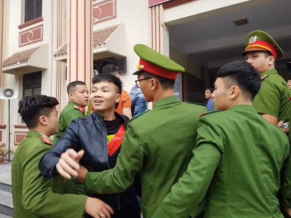 Sáng 13/11, TAND huyện Từ Sơn (Bắc Ninh) đã mở phiên xử Ngô Bá Khá (26 tuổi, tức Khá "Bảnh", trú tại Từ Sơn, Bắc Ninh) cùng 5 bị cáo Nguyễn Văn Quang (32 tuổi), Nguyễn Hữu Hội (30 tuổi), Ngô Lương An (34 tuổi) và Trịnh Hữu Quý (27 tuổi) về các tội danh Tổ chức đánh bạc và Đánh bạc, với số tiền giao dịch hơn 5 tỷ đồng. 