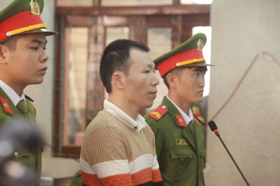 Cuối tháng 5/2017, Công rủ Lường Văn Hùng đến nhà Thu lấy ma túy đi giao cho Hiền. Khi đến nơi, Công và Hùng mua một gói ma túy của chủ nhà để sử dụng trước. Sau đó, họ lấy 2 bánh heroin giao cho Hiền. Hôm đó, bà Hiền đưa trước cho Công 290 triệu đồng, còn nợ 30 triệu, hứa trả sau. Ngoài phi vụ trên, Công khai khoảng tháng 1-2 anh ta nhiều lần mua ma túy của người nghiện ở địa phương để bán lại cho Phạm Văn Nhiệm. 