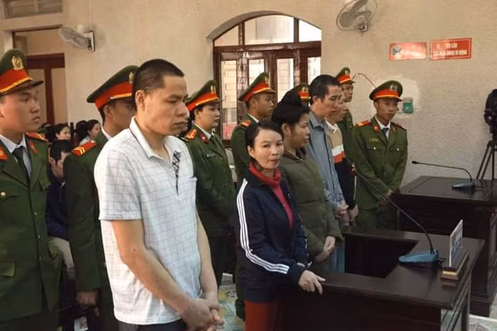 Mở rộng điều tra, tháng 5/2017, Hiền gặp Bùi Văn Công để hỏi mua 4 bánh heroin. Công ra giá 160 triệu đồng/bánh và Hiền đồng ý. Sau đó, Công đến tìm Vì Thị Thu để đặt hàng với giá 600 triệu cho 4 bánh heroin. Thu đến biên giới Việt - Lào nhưng chỉ mua được 2 bánh ma túy rồi mang về cất giấu ở giường ngủ, dặn chồng trông giữ. 