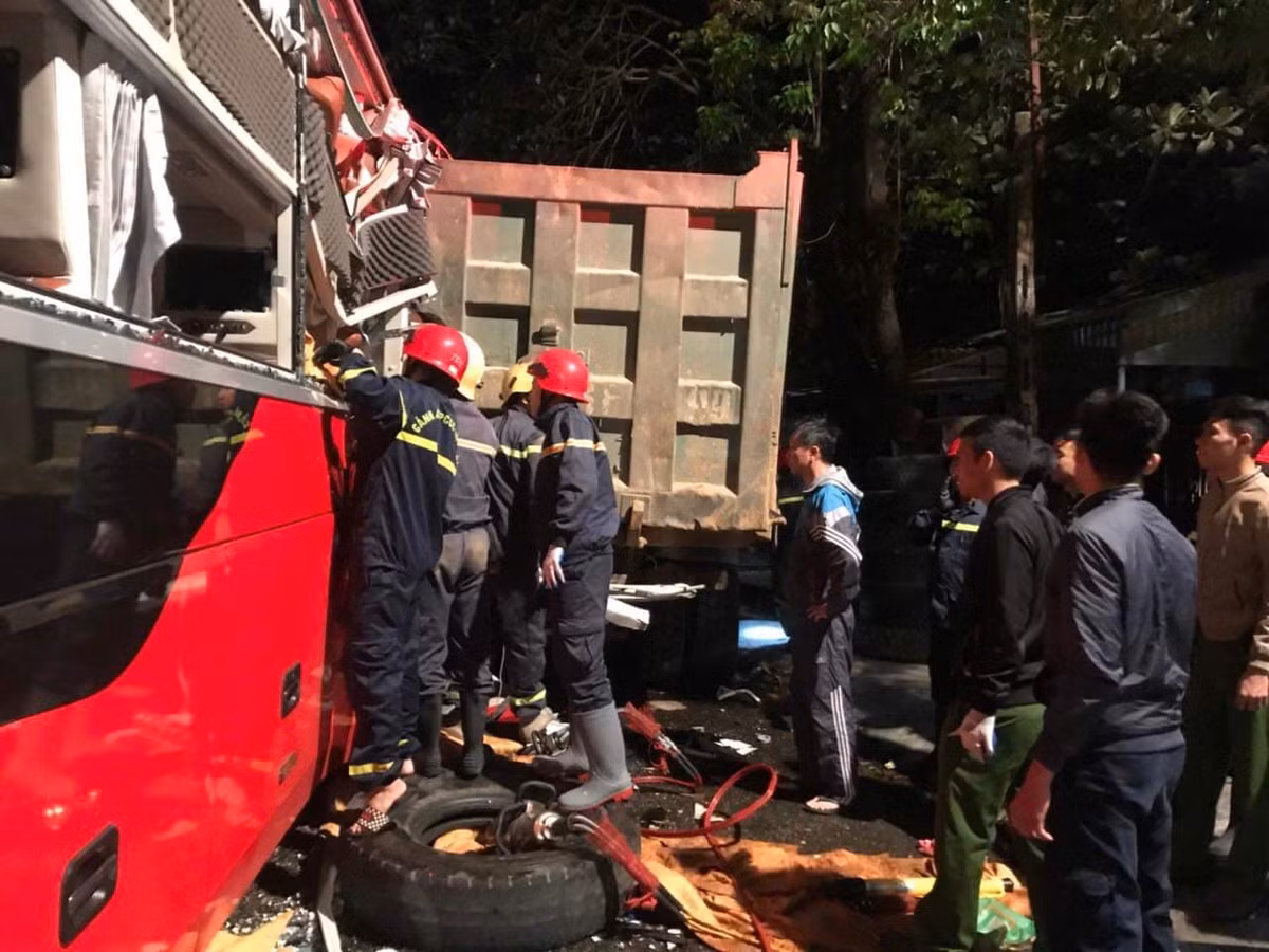 Nhận được tin báo vụ xe khách va chạm xe tải khiến nạn nhân bị mắc kẹt, Phòng Cảnh sát PCCC và Cứu hộ cứu nạn, Công an Thanh Hóa đã điều động 3 xe ô tô cứu hộ cứu nạn và 20 cán bộ chiến sỹ nhanh chóng đến hiện trường triển khai công tác cứu nạn, sử dụng các thiết bị chuyên dụng đưa các nhân ra ngoài an toàn.