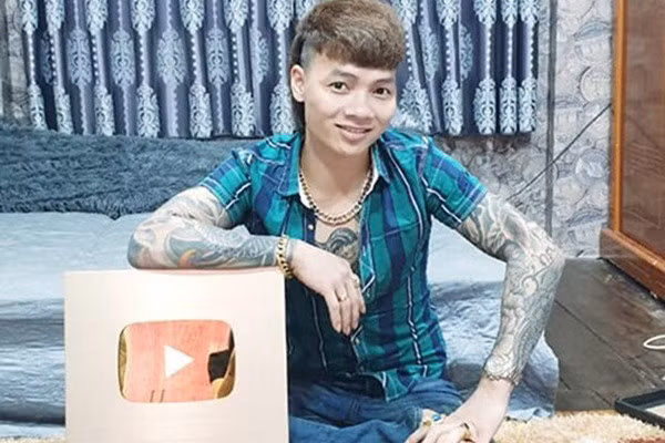 Với gần 2 triệu người theo dõi, Khá được trả tiền cho mỗi video đăng lên. Có tháng, anh ta được gần 22.000 USD (tương đương khoảng 500 triệu đồng).