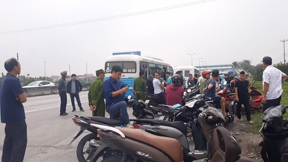 Trước khi xảy ra sự việc trên, tài xế Phú lái xe 34B-024.30 (không có hành khách) từ nhà ở xã Lai Khê (huyện Kim Thành) theo quốc lộ 5 lên bến xe phía tây, phường Thanh Bình (TP Hải Dương) để đón khách đi Mạo Khê (Quảng Ninh).