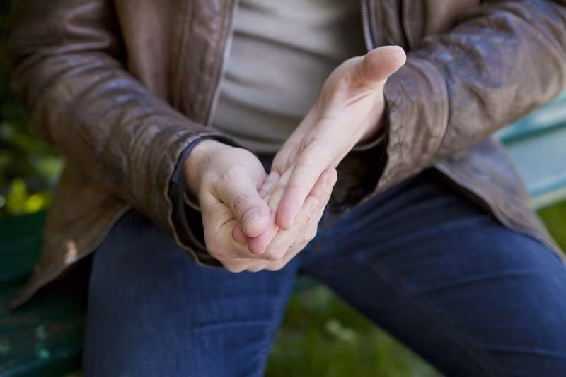 Hội chứng Raynaud: Đây là một bệnh làm ngăn lưu thông máu đến một số bộ phận của cơ thể, thường là ngón tay và ngón chân. Da ở các bộ phận này sẽ chuyển sang màu xanh và trở nên lạnh, đau, tê hoặc nhói.