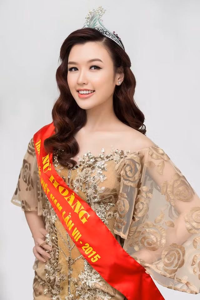 Sau thành công của cuộc thi sắc đẹp đình đám, người ta vẫn thấy người đẹp trường báo chí ngày ngày vẫn chăm chỉ chạy show, siêng năng nhận các hợp đồng làm mẫu ảnh cũng như tích cực kinh doanh tăng thu nhập.