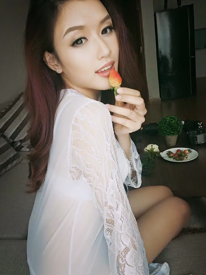 Với thời tiết lạnh buốt của tiết trời Hà Nội trong những ngày gần đây, bộ ảnh nội y của Phương Chi đã làm "nóng bừng" cả cộng đồng mạng.