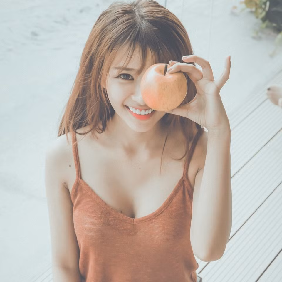 Giải thích về bức ảnh "hot girl bán xúc xích", Khánh Vy cho biết bức ảnh đó đã được chụp cách đây hơn 2 năm, không hiểu vì lý do gì mà nó lại được "khai quật", được nhiều người chú ý đến thế. Hiện tại cô bạn đã không còn làm công việc này.