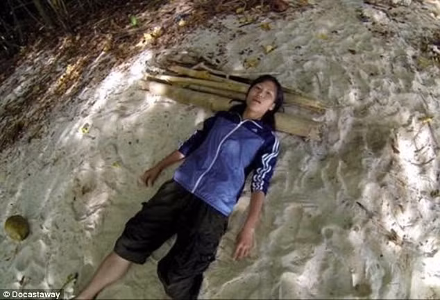 Nu sinh Nhat Ban song 19 ngay co doc tren dao hoang-Hinh-2
