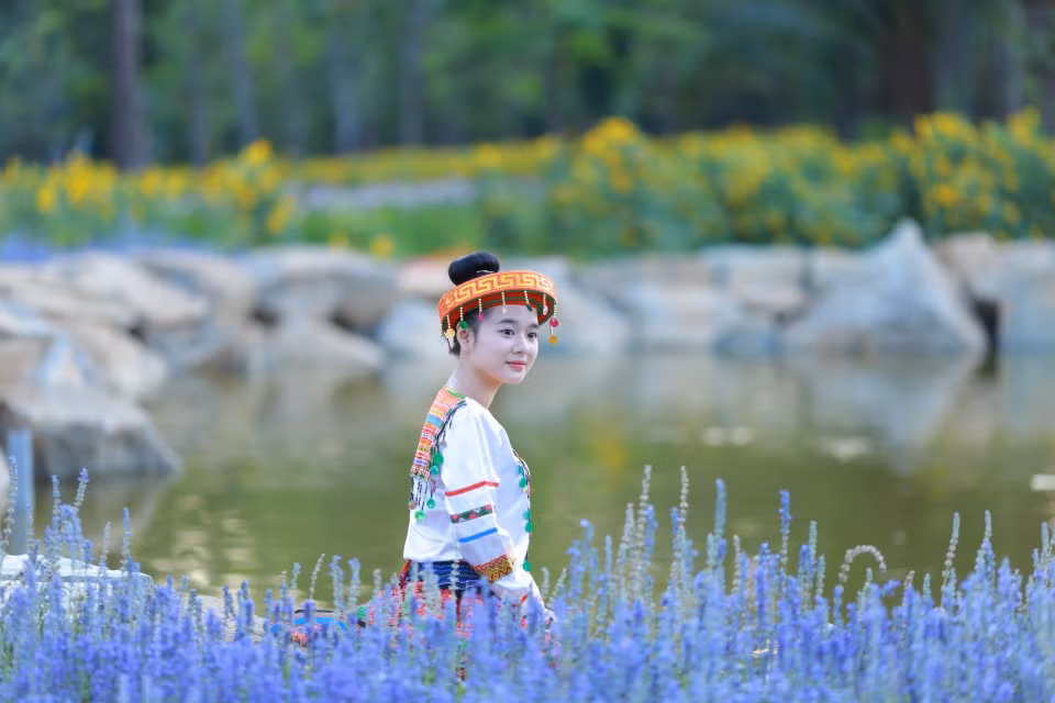 Nguyễn Phương Huyền sinh năm 1991, là cựu sinh viên của trường Đại học Lạc Hồng. Theo thông tin được cộng đồng mạng tìm hiểu, bộ ảnh cô gái H'Mông của Phương Huyền được thực hiện sau Tết Nguyên Đán đánh dấu mốc cho cô gái 9X chính thức bước sang tuổi 25.