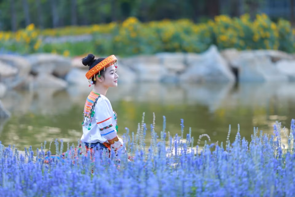 Khuôn mặt ngây thơ, cùng nụ cười trong sáng ngọt ngào. Cô gái 9X đã nhận được những lời khen ngợi không ngớt. Theo chia sẻ đáng yêu của cô nàng "người đẹp H'Mông", cô rất thích chụp ảnh, tuy nhiên chụp ảnh nghệ thuật theo concept như thế này thì cô chưa từng trải nghiệm.