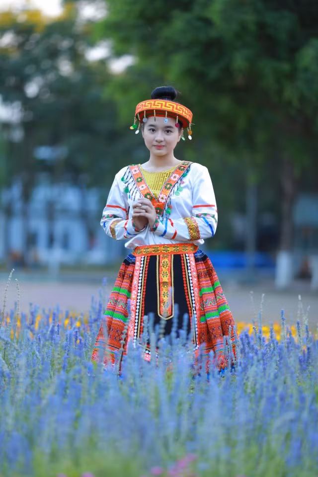 Mới đây, cư dân mạng đang quan tâm đặc biệt đến bộ ảnh cô gái H'Mông "đi lạc giữa vườn hoa thơ mộng" nhuộm đầy sắc tím. Nổi bật trên nền cảnh mộng mơ, thiếu nữ dân tộc với nước da trắng mịn, đôi mắt long lanh cùng đôi môi hồng đỏ chiếm trọn được cảm tình của không ít người.