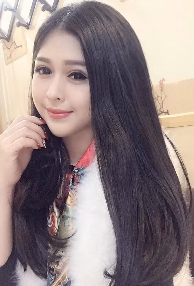 Sau khi tìm hiểu, dân mạng Việt nhanh chóng phát hiện danh tính của "cô gái mắt lệch". Cô gái đang là tâm điểm trêu chọc của dân mạng tên thật là Võ Thanh Hiền, là một nữ MC Hà Nội, từng được đông đảo bạn trẻ biết đến sau khá nhiều sự việc lan truyền trên mạng xã hội trong năm qua.