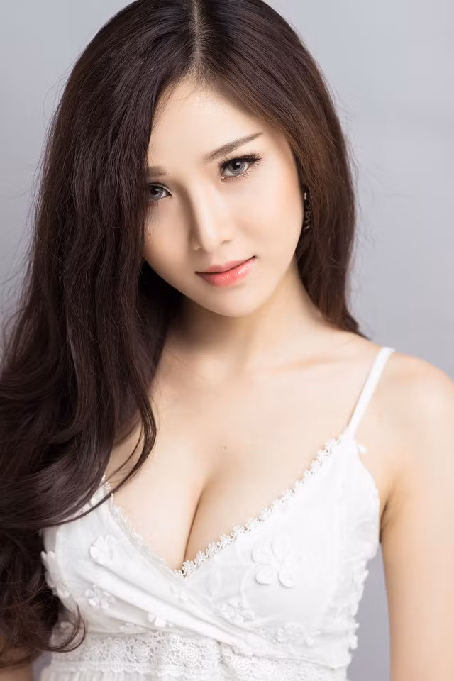 Ngay cả trong những bộ phim cô đã từng tham gia diễn xuất, cô nàng đều khéo léo trong việc "khoe" triệt để lợi thế cơ thể.