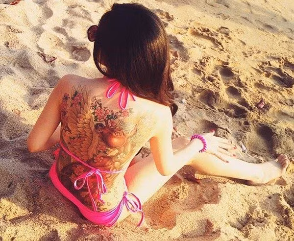 Không ngần ngại khoe hình xăm khủng trên bãi biển cùng bộ bikini nóng bỏng. Tấm lưng đặc biệt của cô gái trẻ đã trở thành chủ đề bàn tán của rất nhiều người xung quanh.