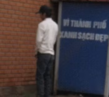 Nam thanh niên "tè" bậy ngay cạnh tấm bảng "Vì thành phố xanh sạch đẹp", thể hiện ý thức kém của một bộ phận người Việt.