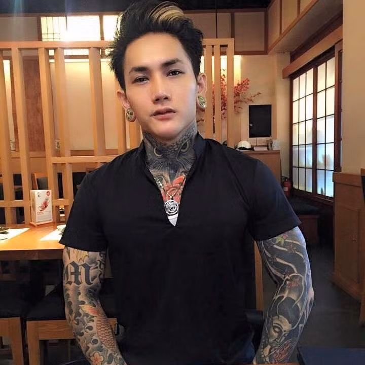 Tuy nhiên, từ một người vốn được rất nhiều cô gái mê mệt, khen ngợi, được giới mê xăm nghệ thuật đánh giá cao, chỉ trong một thời gian ngắn, Hoàng Anh đã trở thành một nhân vật gần như "ai cũng ghét" bởi những phát ngôn khó nghe, cùng sở thích đăng clip khoe sự giàu sang, lắm tiền của bản thân.