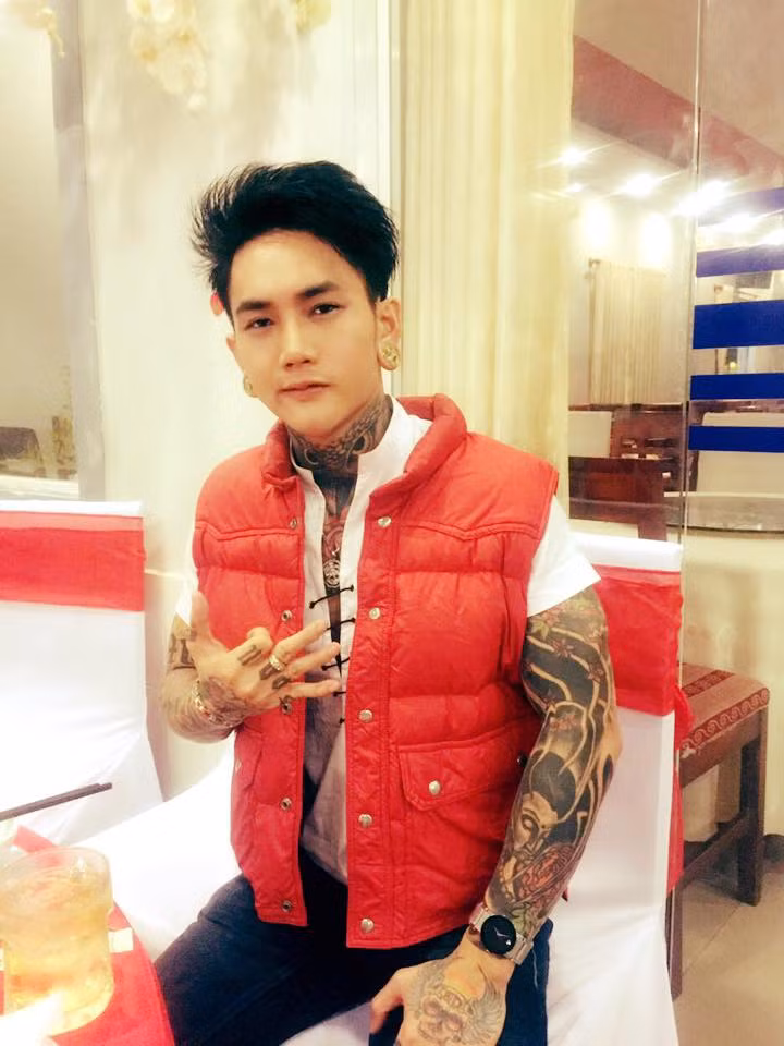 Trong dịp Tết Nguyên đán vừa qua, hot boy xăm trổ còn gây nên một cú "phốt" nghiêm trọng, khi đăng clip lôi những người không liên quan vào và khoe đó là dân anh chị, sẵn sàng "bao khắp 12 quận Sài Gòn". Hành động cho thấy sự "hổ báo" này khiến Hoàng Anh nhận hậu quả là bị vô số người làm clip chửi mắng, thậm chí doạ "xử lý".