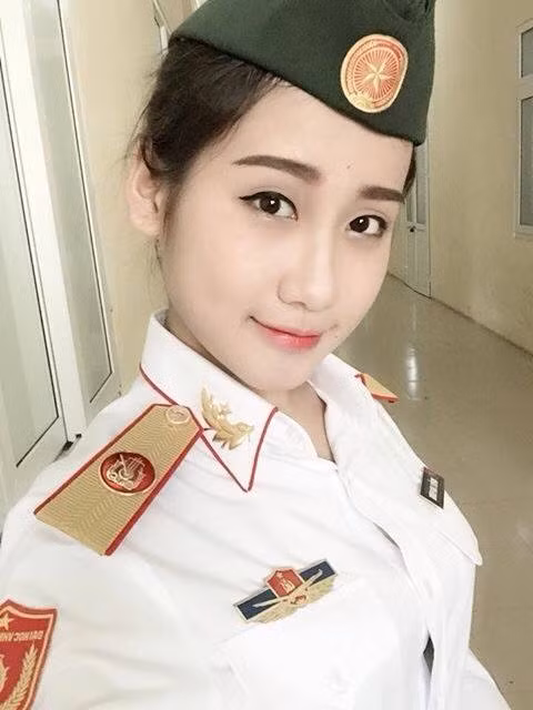 Sở hữu khuôn mặt xinh đẹp, chiếc cằm V- line cùng lúm đồng tiền yêu "chết người", hàng loạt các nam chiến sỹ cùng trường phải đổ gục trước nhan sắc yêu kiều của Anh Phương.