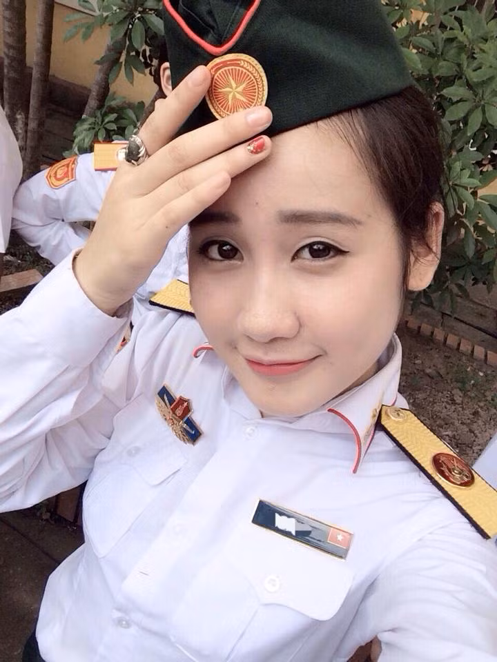 Từ thời học THPT, Anh Phương đã nổi tiếng vì ngoại hình xinh xắn và thành tích học tập vô cùng đáng nể. Nhiều năm liền đạt thành tích học tập loại giỏi, đạt danh hiệu Uỷ viên Ban chấp hành xuất sắc và giải nhất cuộc thi Duyên dáng nữ sinh năm 2012 của trường THPT Hàm Nghi. Hiện nay, Anh Phương cũng luôn giữ được phong độ khi theo học trong trường ĐH văn hóa nghệ thuật quân đội .