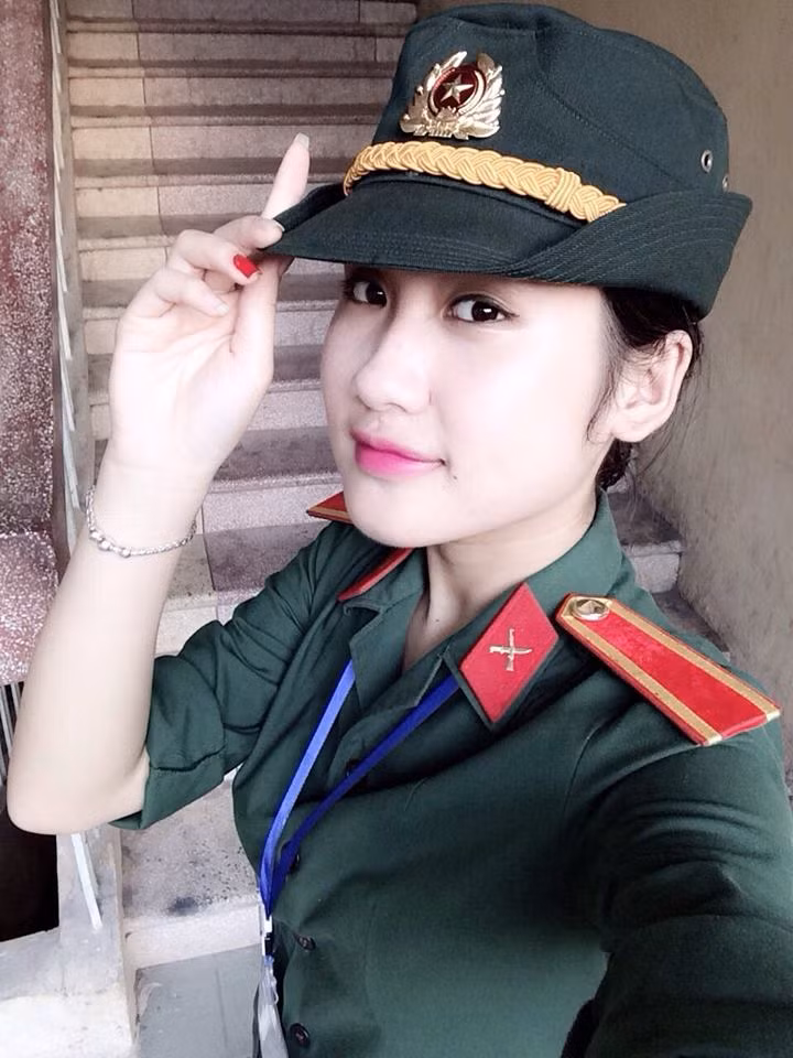 Hiện Anh Phương đang theo học năm thứ 3 của lớp Quân nhân - Sân khấu kịch - Điện ảnh-K1, trường Đại học văn hoá nghệ thuật Quân đội. Với ưu điểm nổi bật về ngoại hình, tuy còn ngồi trên ghế nhà trường nhưng Anh Phương đã được đánh giá về tiềm năng phát triển nghề nghiệp diễn viên trong tương lai.