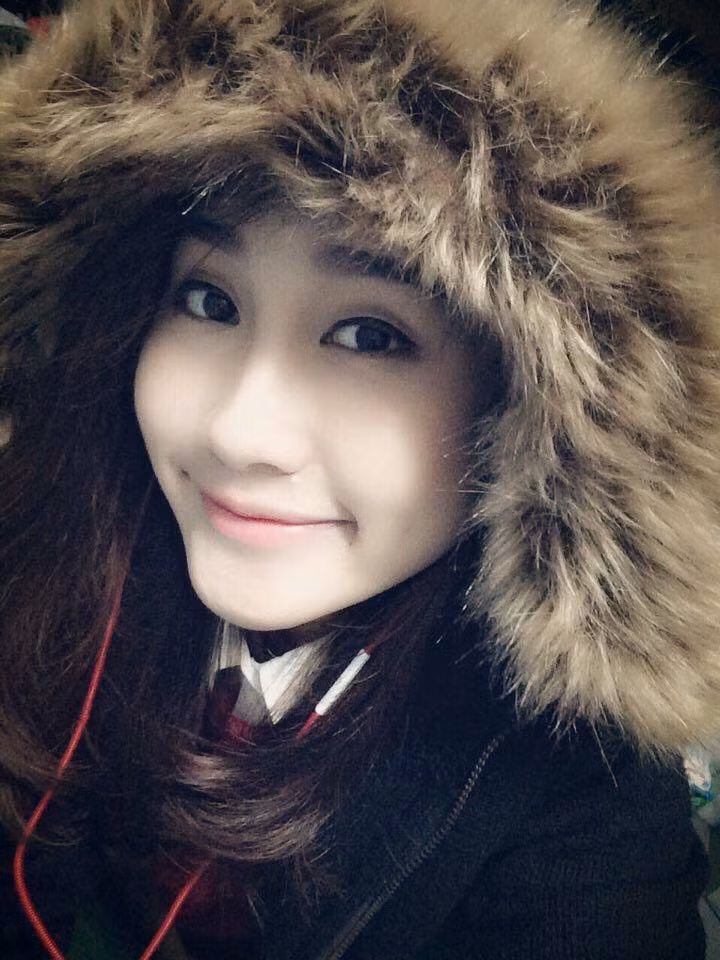 Trang cá nhân của cô chiến sỹ thu hút hơn 8.000 người theo dõi, những bức ảnh và tâm trạng của Anh Phương được chia sẻ khá nhiều trên mạng xã hội và nhận được sự quan tâm đông đảo của các bạn trẻ mến mộ.