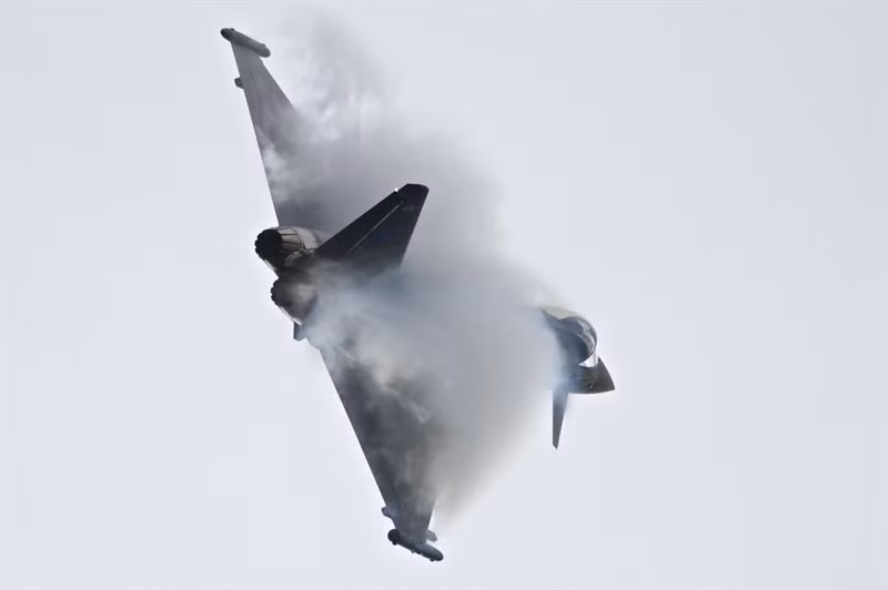 "Sát thủ diệt chim sắt" này có tầm bắn tối đa 185 km (so với 150 km của R-77 trên Su-35) và đặc biệt chỉ số NEZ (Vùng không thể trốn thoát - thuật ngữ để chỉ khu vực mà trong đó máy bay địch không thể sử dụng sự nhanh nhẹn thuần túy để tránh tên lửa) cực kỳ ấn tượng - trên 100 km, gấp 3 lần R-77.
