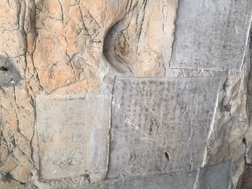 Trên vách động hiện còn 47 đơn vị văn bia được khắc từ thế kỷ XIV đến đầu thế kỷ XX mà tác giả từ vua chúa, quan lại, nhân sỹ cho đến sư sãi và dân gian tựa như một bảo tàng về văn bia suốt 6 thế kỷ qua.