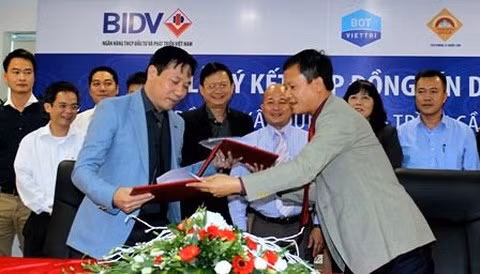 Lễ ký hợp đồng tín dụng 1.350 tỷ đồng xây dựng công trình cầu Việt Trì từ tháng 11/2014 có sự tham dự của ông Đinh Ngọc Hệ (Út trọc). Ảnh: Báo Giao thông.