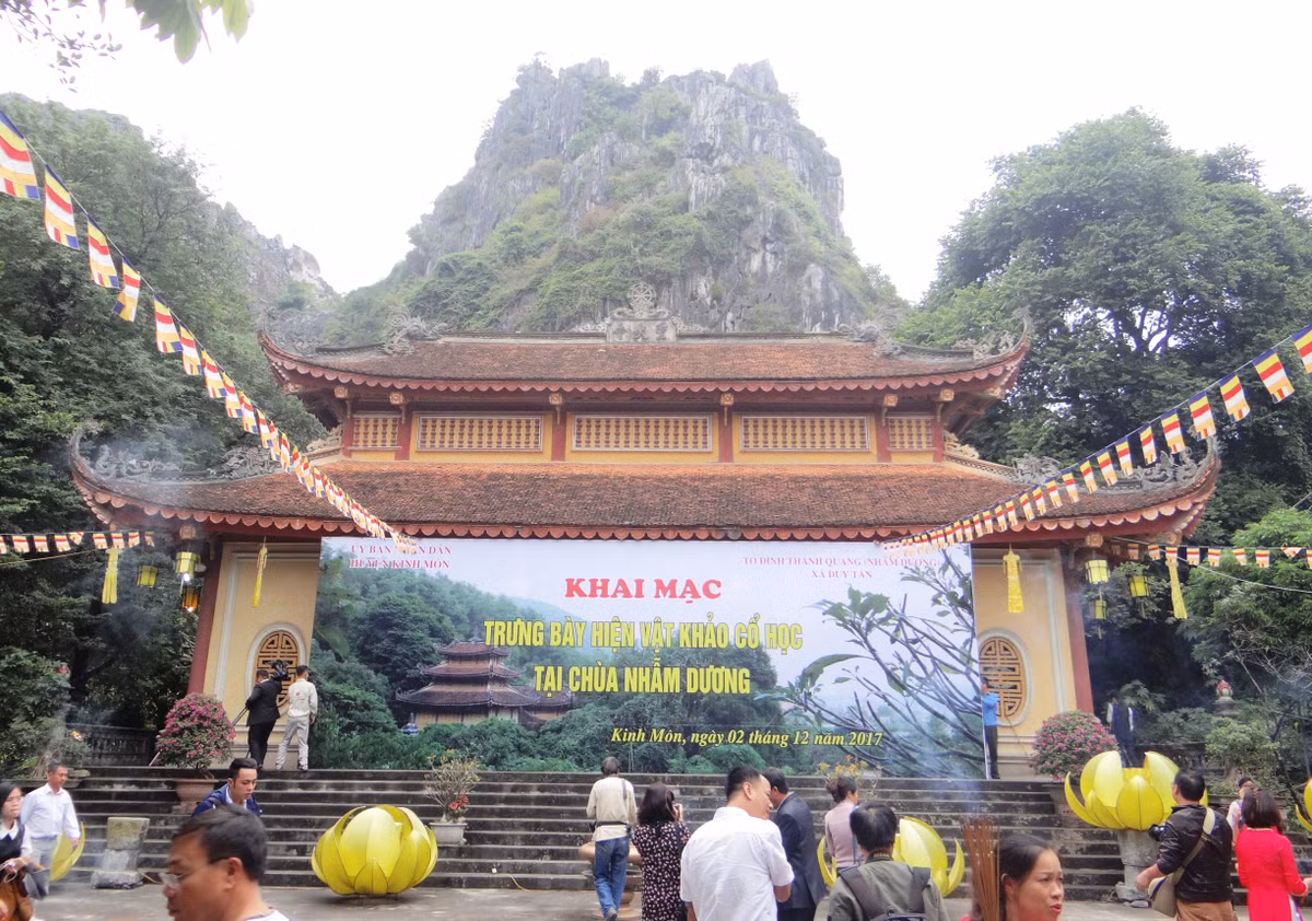 Còn khu di tích khảo cổ Nhẫm Dương và các hang động thuộc xã Duy Tân, huyện Kinh Môn. Căn cứ vào kết quả khảo cổ học, tại hang động Nhẫm Dương có mật độ di vật dày đặc và quý hiếm như xương động vật, người Pongo hóa thạch, đồ đá, đồ gốm, tiền cổ... và các dấu tích hiện vật đã khẳng định loài người đã định cư liên tục ở vùng Kinh Môn từ cách đây khoảng 5 vạn năm cho đến nay.