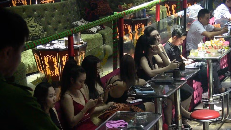 Cùng thời điểm, lực lượng chức năng ập vào quán bar S5, đường Lý Tự Trọng (phường Bến Nghé). Phía bên trong, nhiều dân chơi cũng hỗn loạn tìm cách tháo chạy. Trong tiếng nhạc đinh tai, nhiều đôi nam nữ nằm gục trên các bàn VIP.