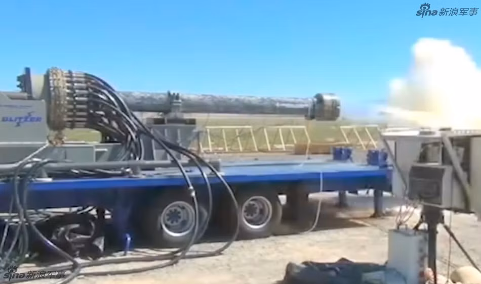 Theo mạng Defense Talk, hôm 25/3, kênh Youtube của Trung tâm nghiên cứu Hải quân Mỹ bất ngờ đăng tải đoạn clip một trong những cuộc thử nghiệm bắn đạn thật tổ hợp pháo ray điện tử - vũ khí tương lai đang trong quá trình phát triển. Nguồn ảnh: Sina