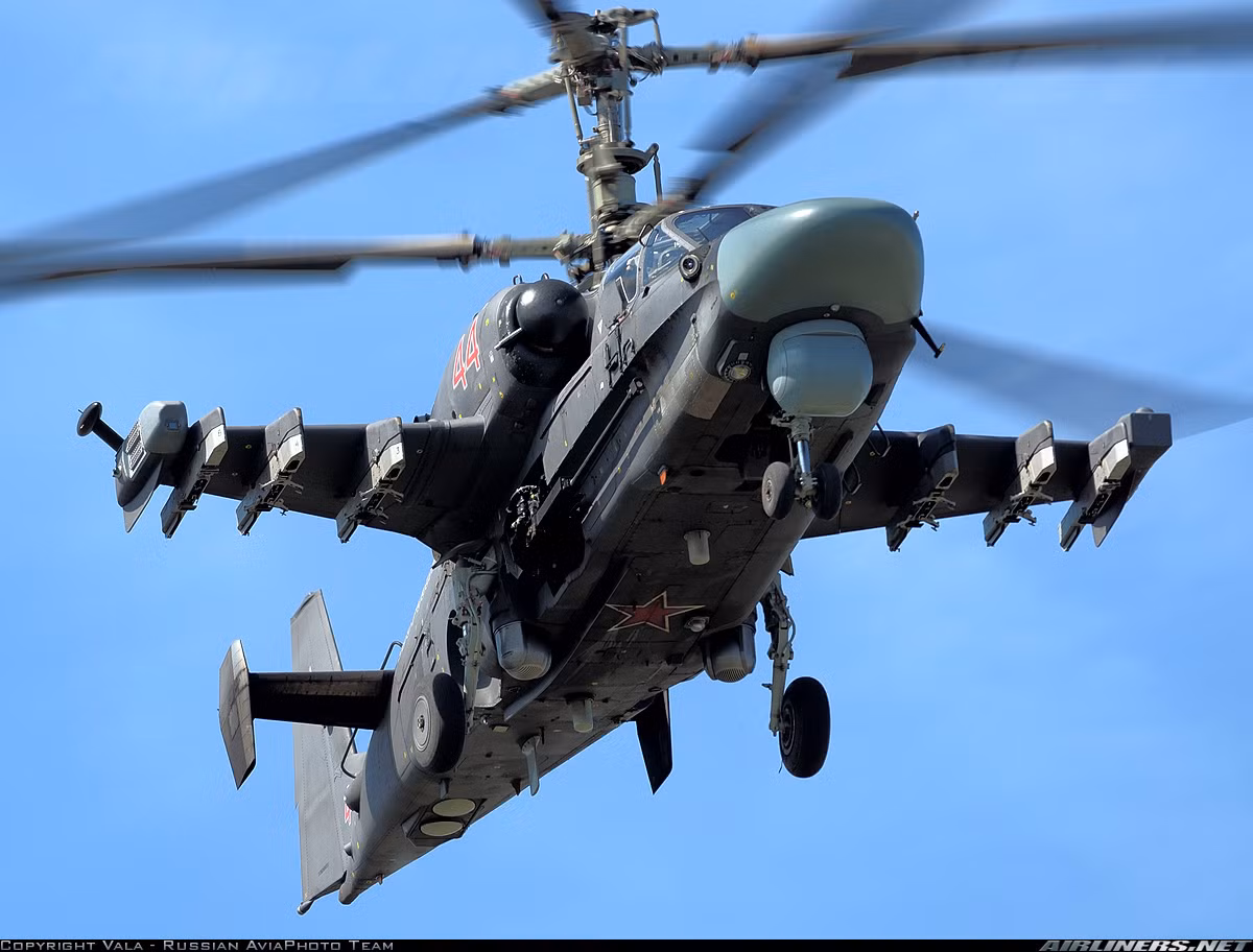 Hỏa lực của Ka-52 là rất đáng sợ. Nó được trang bị một khẩu pháo tự động cố định bên phải mũi máy bay cùng 6 điểm treo 2 tấn vũ khí trên cặp cánh nhỏ cho phép mang tên lửa chống tăng, bom, rocket, gunpod... Nguồn ảnh: Airlines.net