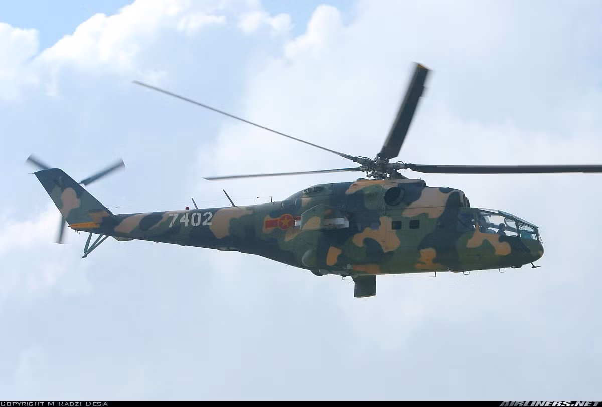 Việt Nam trong quá khứ từng có các trực thăng tấn công hạng nặng – đó là loại Mi-24A do Liên Xô cung cấp từ cuối những năm 1970. Ở chiến trường Campuchia, Việt Nam đã sử dụng rất thành công Mi-24A thực hiện hàng trăm phi vụ, bắn hàng nghìn quả rocket tiêu diệt lực lượng Khmer Đỏ. Nguồn ảnh: Airlines.net
