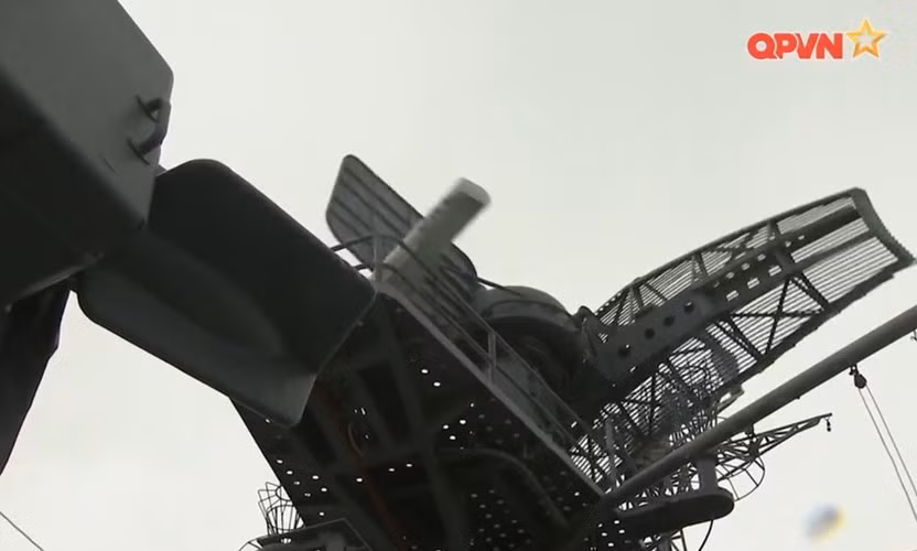 Radar trên tàu Petya tuy không thể tham gia dẫn bắn cho tên lửa hay pháo nhưng vẫn có tác dụng cảnh báo sớm, phát hiện sớm máy bay địch để lên phương án đối phó. Radar MR-302 Rubka trên các tàu săn ngầm Petya có tầm trinh sát tối đa 277,8km, phát hiện mục tiêu bay ở độ cao tối đa 18,2km. Nguồn ảnh: Kênh QPVN