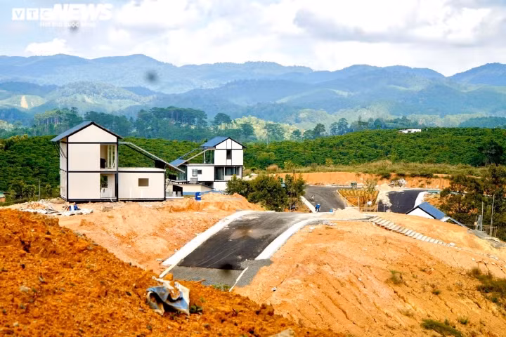 Tuy nhiên, cuối tháng 9/2022, các cơ quan báo chí phản ánh, nhiều hạng mục công trình trong “dự án The Tropicana 2” vẫn được chủ đầu tư cho công nhân thi công. (Ảnh: VTC News).
